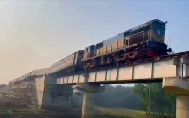 ঢালারচর এক্সপ্রেস ট্রেনের বগি লাইনচ্যুত, ট্রেনটি রেললাইনের পাশে পড়ে আছে।. Channel i News - চ্যানেল আই নিউজ