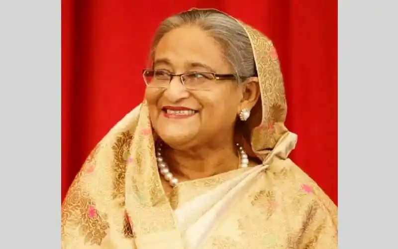 প্রধানমন্ত্রী শেখ হাসিনা হাস্যোজ্জ্বল মুখে, বাংলার ঐতিহ্যবাহী শাড়ি পরা. Channel i News - চ্যানেল আই নিউজ