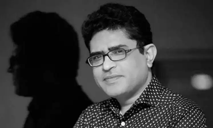কবি মাহবুবুল হক শাকিলের ছবি, কালো ও সাদা ফটো, গ্লাস পরা, স্মার্ট লুক. Channel i News - চ্যানেল আই নিউজ