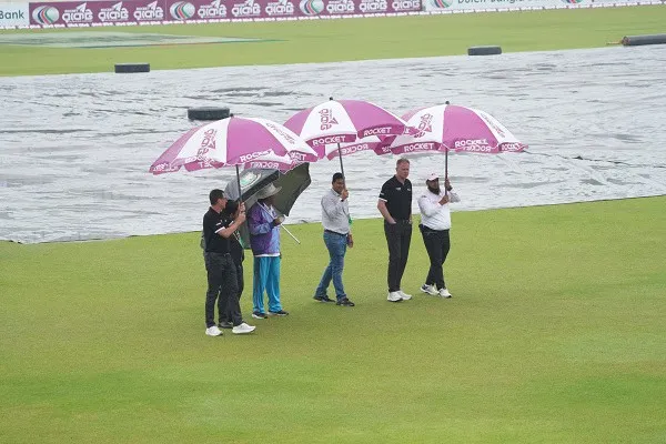 বৃষ্টির কারণে মিরপুর টেস্টের দ্বিতীয় দিন বন্ধ, খেলোয়াড়রা ছাতা নিয়ে মাঠে. Channel i News - চ্যানেল আই নিউজ