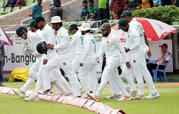 বাংলাদেশ ক্রিকেট দলের খেলোয়াড়রা মাঠে হাঁটছে. Channel i News - চ্যানেল আই নিউজ