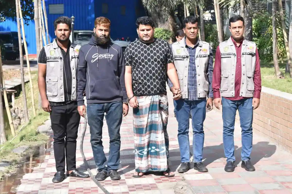 অবৈধ অস্ত্রসহ গ্রেফতারকৃত ব্যক্তিরা, সীমান্তে অভিযান. Channel i News - চ্যানেল আই নিউজ