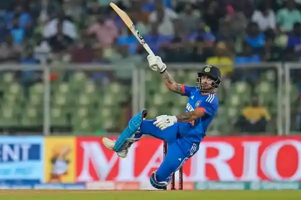 ভারতীয় ক্রিকেটার দৌর্য শর্মা ব্যাটিং করে মাঠে লাফাচ্ছেন. Channel i News - চ্যানেল আই নিউজ