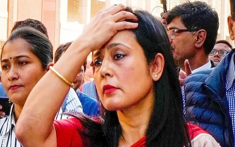 ভারতীয় লোকসভা থেকে বহিষ্কার হওয়া মহুয়া মৈত্রের ছবি. Channel i News - চ্যানেল আই নিউজ
