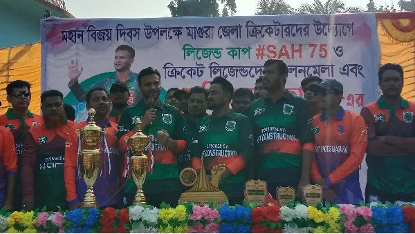 ক্রিকেট খেলোয়াড়রা পুরস্কার ও ট্রফি নিয়ে বিজয় উদযাপন করছে. Channel i News - চ্যানেল আই নিউজ