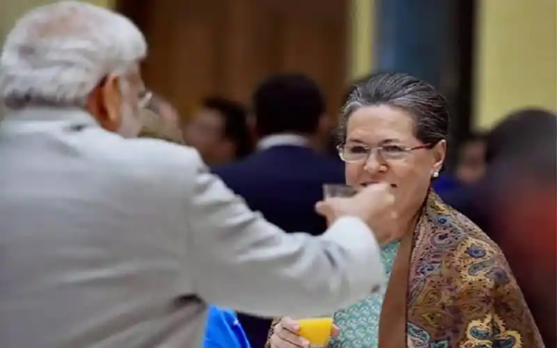 প্রধানমন্ত্রী মোদি ও সোনিয়া গান্ধীর মধ্যে শুভেচ্ছা বিনিময়. Channel i News - চ্যানেল আই নিউজ