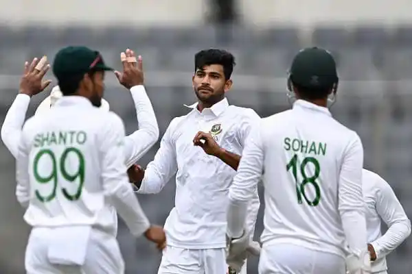 বাংলাদেশ ক্রিকেট দলের চার বোলার একত্রে উদযাপন করছে. Channel i News - চ্যানেল আই নিউজ