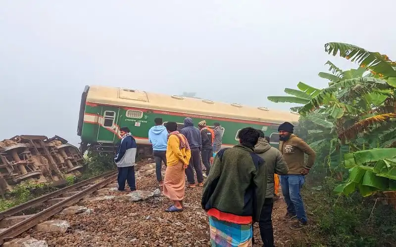 ট্রেন লাইনচ্যুতের ঘটনা দেখছেন স্থানীয় মানুষজন. Channel i News - চ্যানেল আই নিউজ