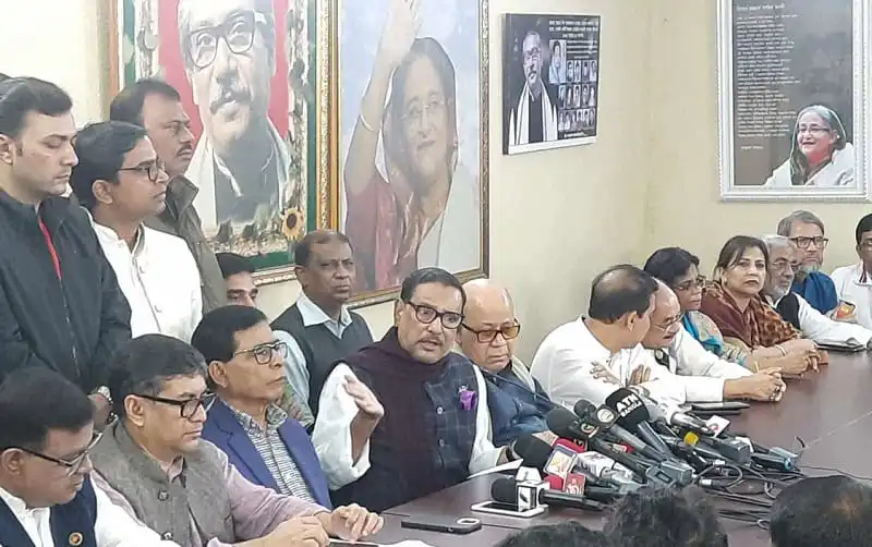 বৈঠকে উপস্থিত নেতারা, সাংবাদিক ও বিশ্লেষকরা, ছবি তোলা হচ্ছে. Channel i News - চ্যানেল আই নিউজ