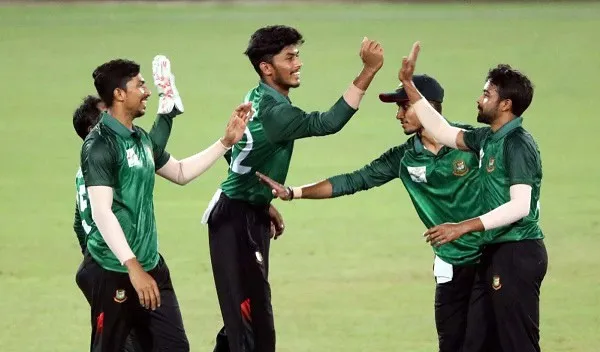বাংলাদেশ ক্রিকেট দলের খেলোয়াড়রা জয় উদযাপন করছে. Channel i News - চ্যানেল আই নিউজ
