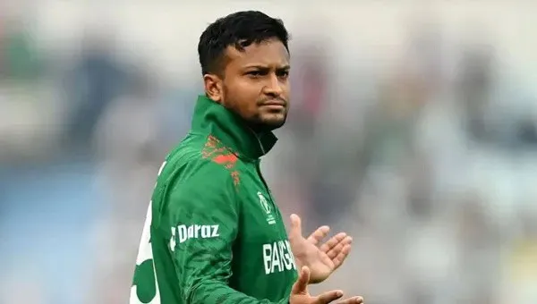 বাংলাদেশের ক্রিকেটার সাকিব আল হাসান মাঠে খেলছেন. Channel i News - চ্যানেল আই নিউজ