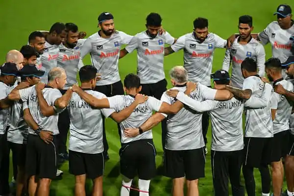 শ্রীলঙ্কা ক্রিকেট দল একত্রিত হয়ে মাঠে প্রার্থনা করছে।. Channel i News - চ্যানেল আই নিউজ
