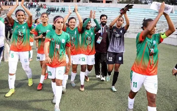 বাংলাদেশ নারী ফুটবল দল জিতের আনন্দে উল্লাস করছে. Channel i News - চ্যানেল আই নিউজ