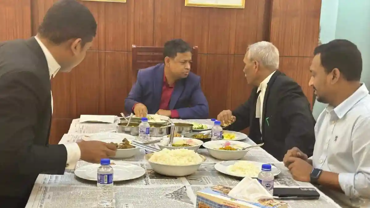 ডিবি অফিসে লাঞ্চের সময় চারজন কর্মকর্তা আলোচনা করছেন. Channel i News - চ্যানেল আই নিউজ