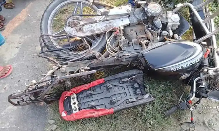 রেলক্রসিং পার হওয়ার সময় ট্রেনের ধাক্কায় ক্ষতিগ্রস্ত মোটরসাইকেল. Channel i News - চ্যানেল আই নিউজ