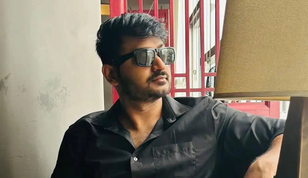 সানগ্লাস পরা যুবক চ্যানেল আই অনলাইন সংবাদপত্রের জন্য ছবি. Channel i News - চ্যানেল আই নিউজ