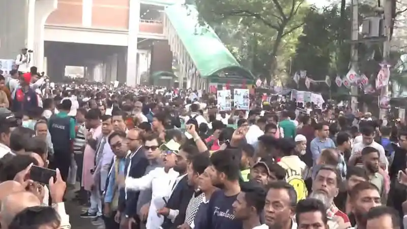 বিক্ষোভকারীরা রাস্তায় দাঁড়িয়ে সরকারের বিরুদ্ধে প্রতিবাদ করছে. Channel i News - চ্যানেল আই নিউজ