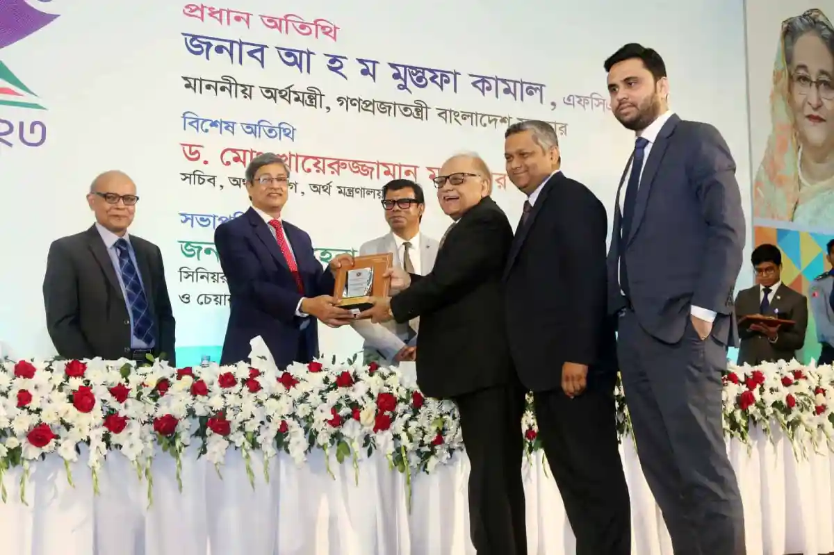 বিএটি বাংলাদেশের সেরা করদাতার পুরস্কার গ্রহণ অনুষ্ঠানে উপস্থিত ব্যক্তিরা. Channel i News - চ্যানেল আই নিউজ