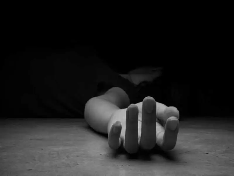 মৃত ব্যক্তির হাত মেঝেতে পড়ে আছে, অন্ধকারে দৃশ্যটি ভয়ঙ্কর. Channel i News - চ্যানেল আই নিউজ