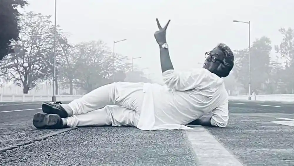 একজন ব্যক্তি রাস্তার উপর শুয়ে পোজ দিয়ে শান্তির বার্তা দিচ্ছেন. Channel i News - চ্যানেল আই নিউজ