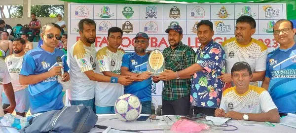 চ্যাম্পিয়ন ডুফা ডায়মন্ডের খেলোয়াড়রা পুরস্কার গ্রহণ করছে. Channel i News - চ্যানেল আই নিউজ