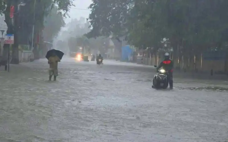 বৃষ্টির কারণে জলাবদ্ধতা, মানুষ ও যানবাহন চলাচল বন্ধ. Channel i News - চ্যানেল আই নিউজ