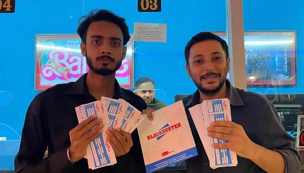 দুটি বাংলাদেশি ভক্ত ডানকি দেখার জন্য টিকিট ধরে আছেন. Channel i News - চ্যানেল আই নিউজ