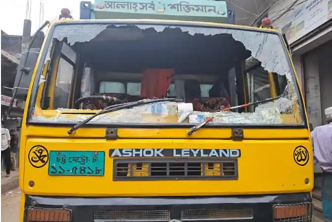 ফেনীতে দুটি সিএনজি অটোরিকশায় আগুন লেগে পুড়ে গেছে, ভেতরে ধোঁয়া ও ক্ষতিগ্রস্ত।. Channel i News - চ্যানেল আই নিউজ