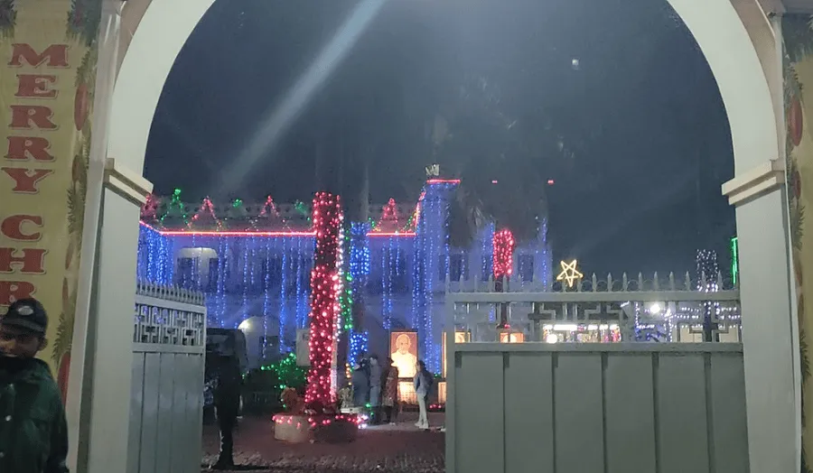 সেন্ট মেরি’স ক্যাথেড্রাল চার্চে রঙিন আলোকসজ্জা ও উৎসবের পরিবেশ. Channel i News - চ্যানেল আই নিউজ