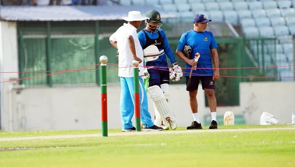 ক্রিকেটাররা মাঠে অনুশীলন করছে, কোচ ও খেলোয়াড়রা আলোচনা করছে. Channel i News - চ্যানেল আই নিউজ