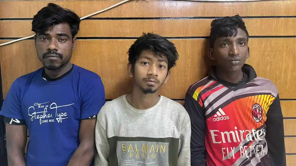 তিন যুবককে আটক করে পুলিশ, চুরির অভিযোগে গ্রেফতার. Channel i News - চ্যানেল আই নিউজ
