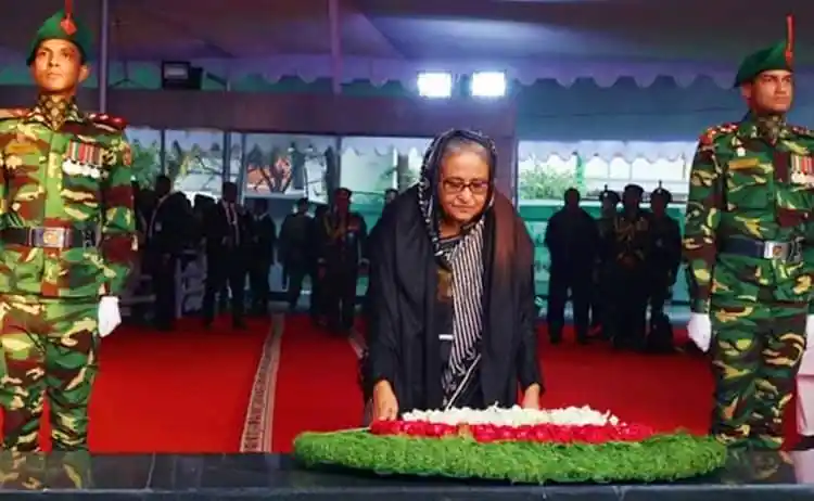 প্রধানমন্ত্রী জাতির পিতার প্রতিকৃতিতে পুষ্পস্তবক অর্পণ করছেন. Channel i News - চ্যানেল আই নিউজ