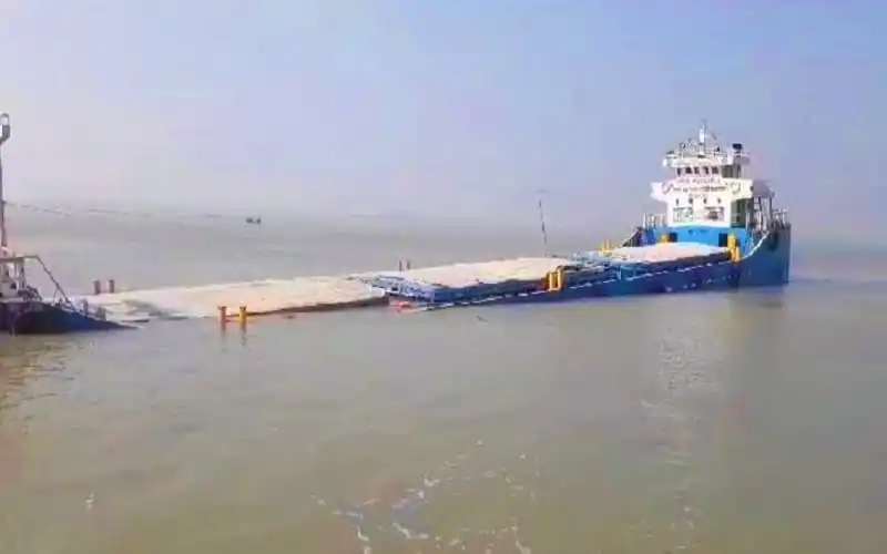 শিপসা নদীতে ডুবে থাকা একটি বড় জাহাজের ছবি. Channel i News - চ্যানেল আই নিউজ