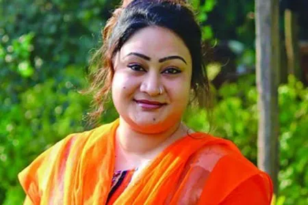 প্রাকৃতিক পরিবেশে হাস্যোজ্জ্বল নারী, সবুজ গাছপালা পেছনে. Channel i News - চ্যানেল আই নিউজ
