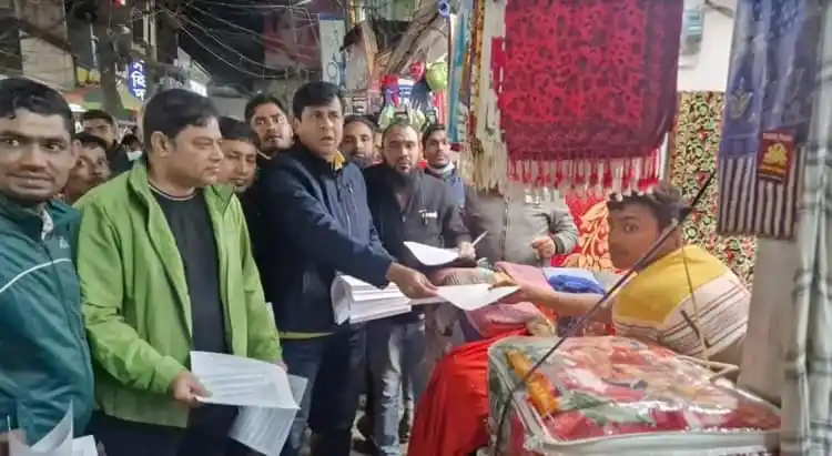 ভোট কেন্দ্রে ভোটারদের লিফলেট বিতরণ করছে কর্মীরা. Channel i News - চ্যানেল আই নিউজ