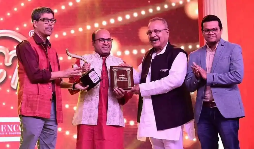 বাংলাদেশি ব্যক্তি সেরা বাঙালি পুরস্কার গ্রহণের সময়. Channel i News - চ্যানেল আই নিউজ