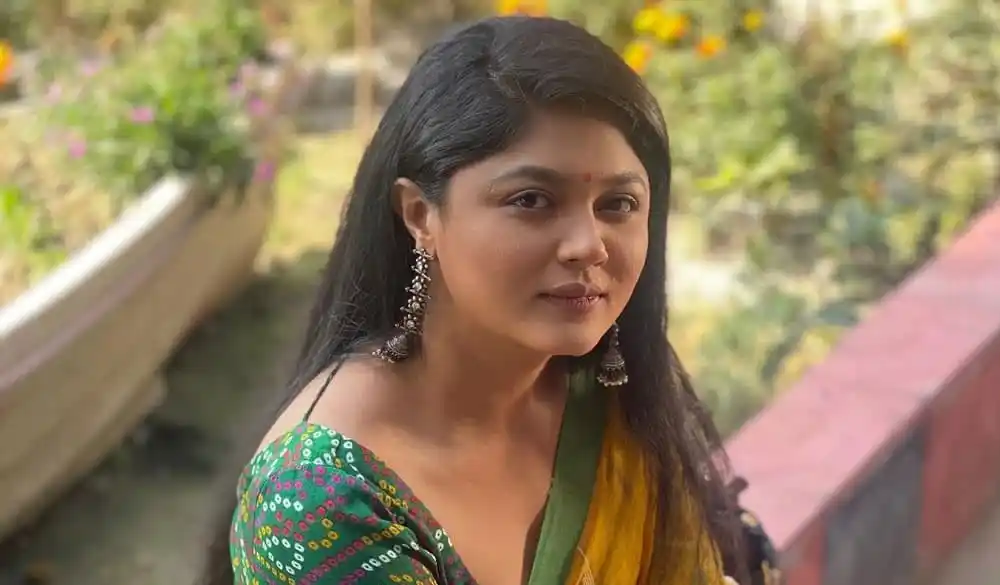 প্রাকৃতিক পরিবেশে সুন্দরী নারী ছবি, বাংলার সাংস্কৃতিক পোশাক পরা. Channel i News - চ্যানেল আই নিউজ