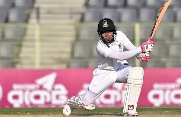 বাংলাদেশের ক্রিকেটার ব্যাটিং করছে, প্রথম সেশনেই তিন উইকেট হারাল বাংলাদেশ. Channel i News - চ্যানেল আই নিউজ