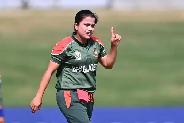 বাংলাদেশের নাহিদা ক্রিকেট খেলছেন মাঠে, ব্যাটিং অনুশীলন করছেন. Channel i News - চ্যানেল আই নিউজ
