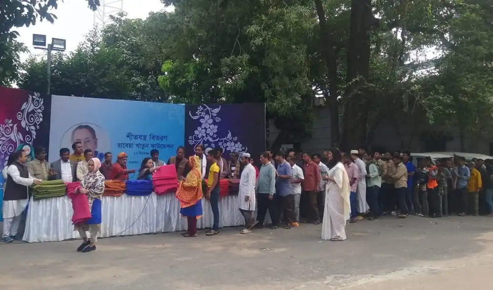 শীতবস্ত্র বিতরণে মানুষের দীর্ঘ লাইন, সুবিধাবঞ্চিতদের জন্য।. Channel i News - চ্যানেল আই নিউজ