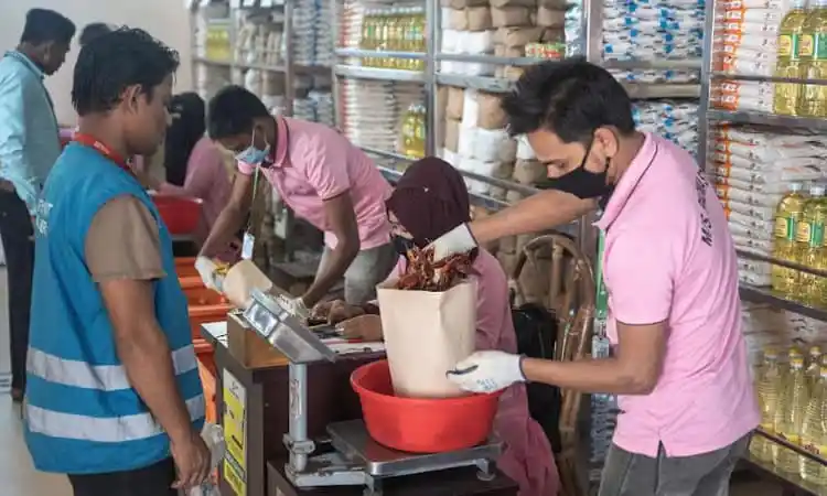 রোহিঙ্গাদের জন্য খাদ্য ও প্রয়োজনীয় সামগ্রী বিতরণ চলছে. Channel i News - চ্যানেল আই নিউজ
