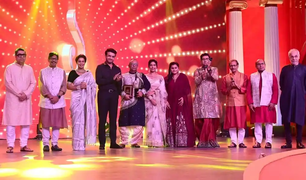 বাংলাদেশি ব্যক্তিরা সেরা বাঙালি পুরস্কার গ্রহণ করছেন. Channel i News - চ্যানেল আই নিউজ
