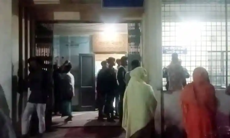 নিহতদের জন্য শোকপ্রকাশ ও সমবেদনা জানাচ্ছেন পরিবারের সদস্যরা. Channel i News - চ্যানেল আই নিউজ