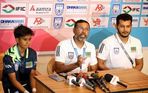 বাংলাদেশ ক্রিকেট দলের খেলোয়াড় ও কোচ প্রেস কনফারেন্সে অংশগ্রহণ করছেন. Channel i News - চ্যানেল আই নিউজ