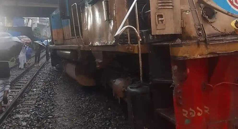 রাজধানীতে ট্রেন লাইনচ্যুতের ছবি, ক্রেনের আঘাতের ফলে. Channel i News - চ্যানেল আই নিউজ