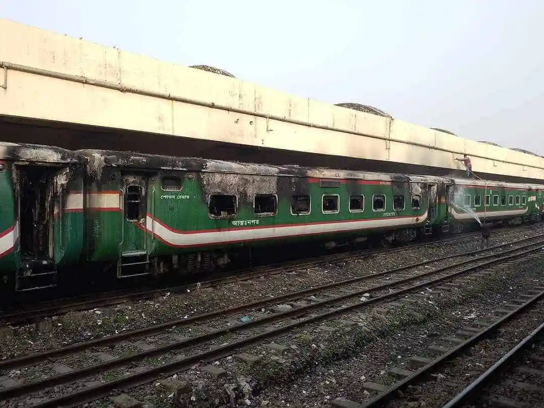 বাংলাদেশের ট্রেনের ধ্বংসপ্রাপ্ত একটি অংশ, ক্ষতিগ্রস্ত ও কালো ধোঁয়া উঠছে. Channel i News - চ্যানেল আই নিউজ