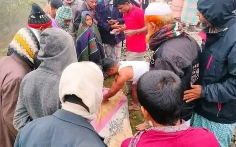 রেলপথে হাঁটার সময় কাটা পড়ে একজনের মৃত্যু, শোকপ্রকাশের দৃশ্য. Channel i News - চ্যানেল আই নিউজ