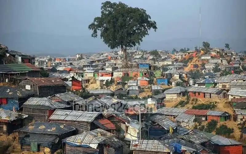 উখিয়া ক্যাম্পের রোহিঙ্গা শিবিরের দৃশ্য, ছোট ঘর ও গাছের সাথে. Channel i News - চ্যানেল আই নিউজ