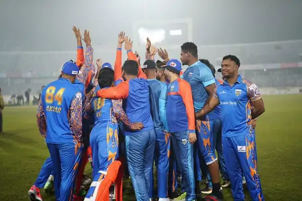 খুলনা টেস্ট ক্রিকেট দলের খেলোয়াড়রা জয়ের উদযাপন করছে. Channel i News - চ্যানেল আই নিউজ