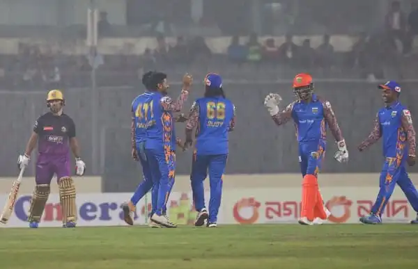 ক্রিকেট খেলোয়াড়রা মাঠে একে অপরের সাথে শুভেচ্ছা বিনিময় করছে. Channel i News - চ্যানেল আই নিউজ